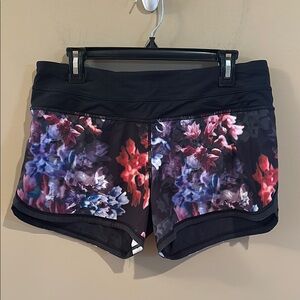 Lululemon Groovy Run Short
Spring Has Sprung Multi / Black